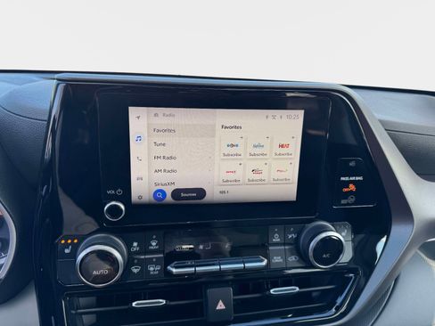 Used 2023 Toyota Highlander XLE image 26