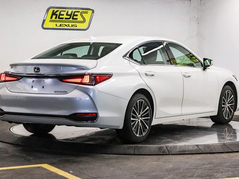 Used 2025 Lexus ES 300h w/ Premium Package FWD image 4
