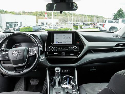 Used 2023 Toyota Highlander LE FWD image 32
