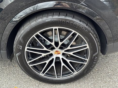 Used 2025 Porsche Cayenne Coupe image 19