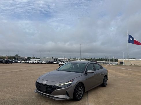Used 2023 Hyundai Elantra SEL w/ Convenience Package FWD image 8