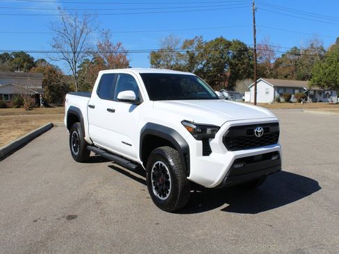 Used 2024 Toyota Tacoma TRD Off-Road image 2
