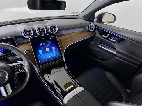 Used 2025 Mercedes-Benz GLC 300 4MATIC image 25