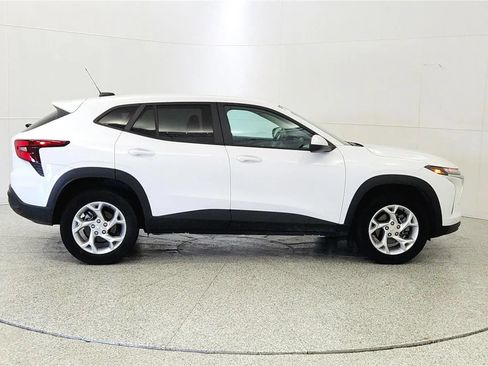 Used 2024 Chevrolet Trax LS w/ LS Convenience Package FWD image 8