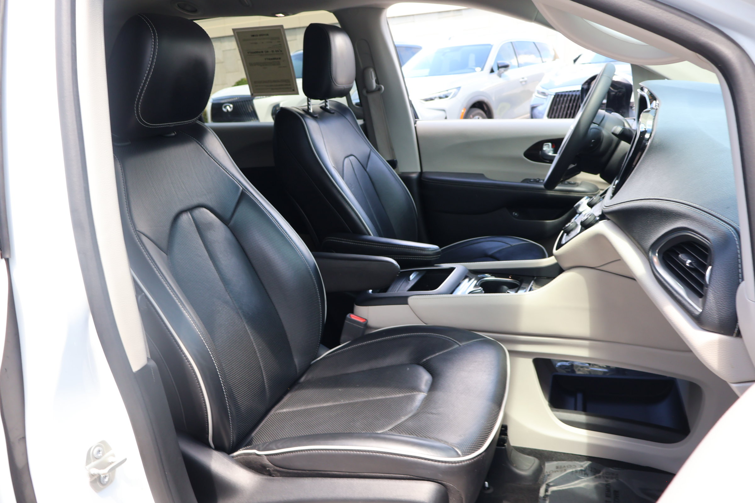 Used 2023 Chrysler Pacifica Limited FWD image 25