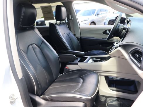 Used 2023 Chrysler Pacifica Limited FWD image 25