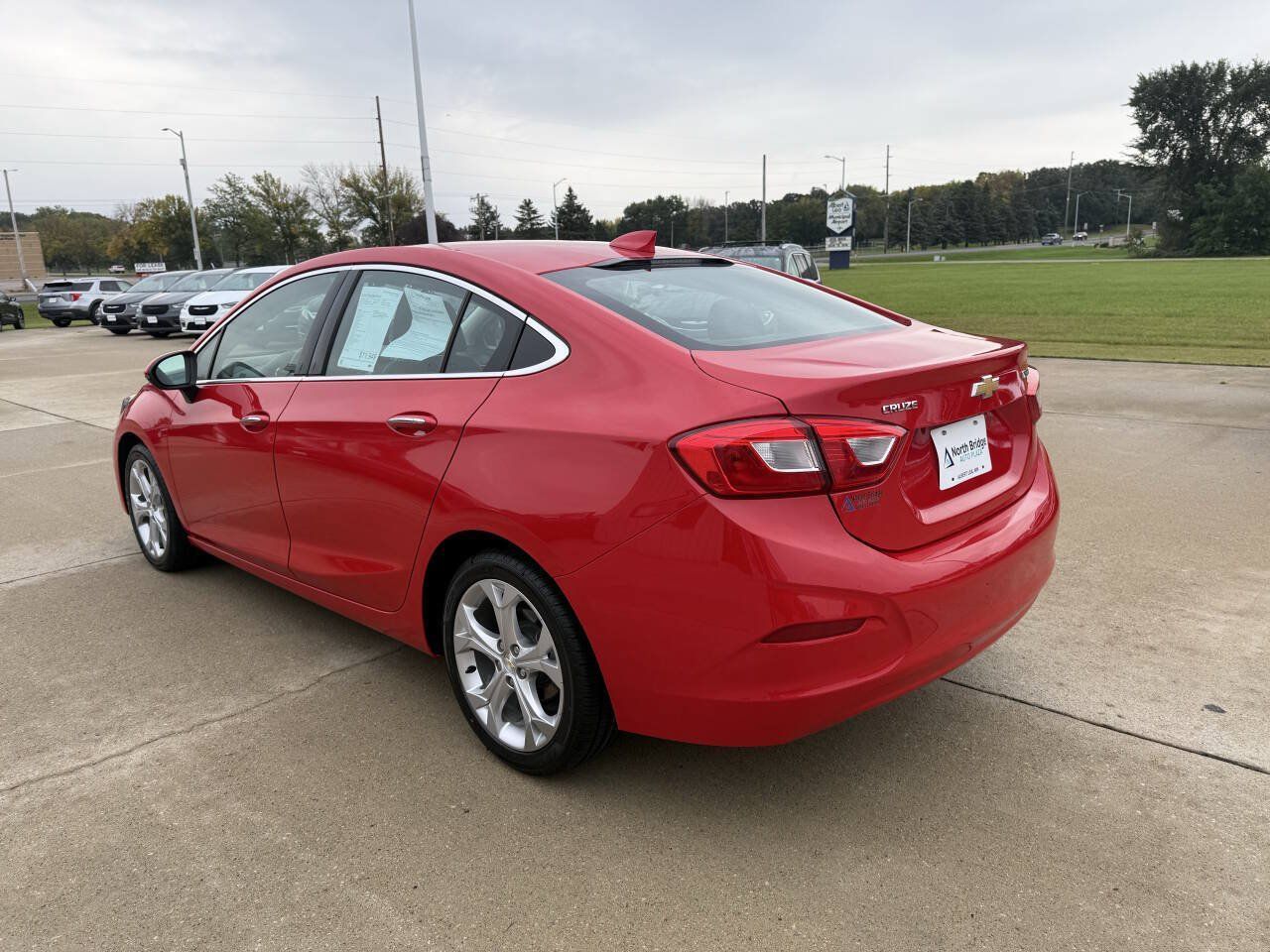 Used 2018 Chevrolet Cruze Premier FWD image 3
