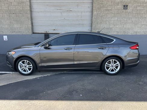 Used 2018 Ford Fusion SE w/ Fusion SE Technology Package FWD image 5