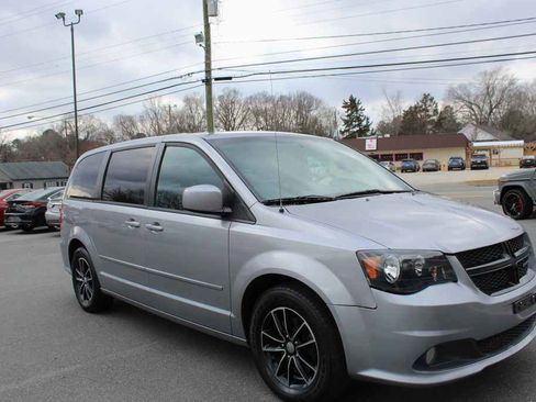 Used 2017 Dodge Grand Caravan SXT w/ Driver Convenience Group image 3