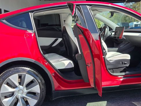 Used 2021 Tesla Model Y Long Range image 15