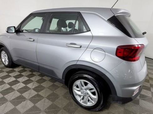 Used 2025 Hyundai Venue SE FWD image 7