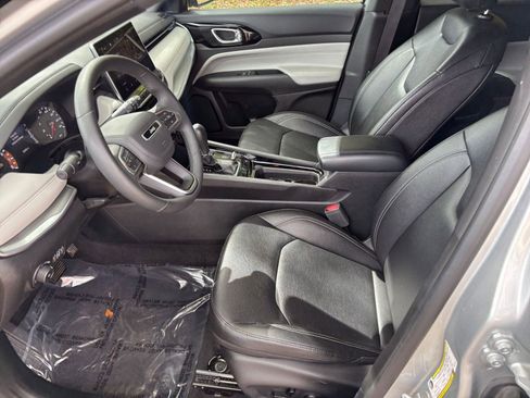 Used 2025 Jeep Compass Limited image 27