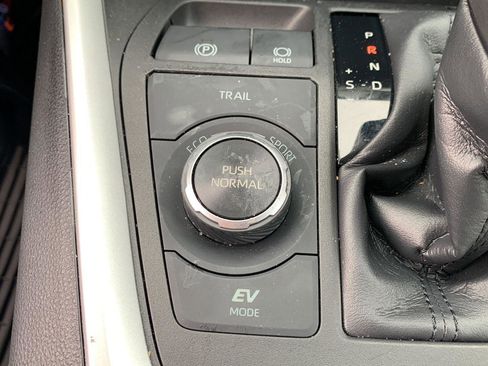 Used 2022 Toyota RAV4 XLE image 12