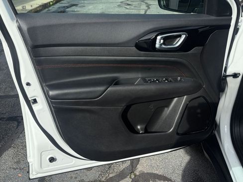 Used 2025 Jeep Compass Trailhawk image 18