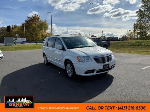 Used 2013 Chrysler Town & Country Touring image 3