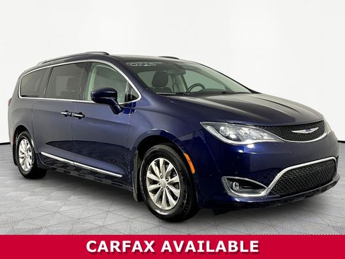 Used 2018 Chrysler Pacifica Touring-L FWD image 3