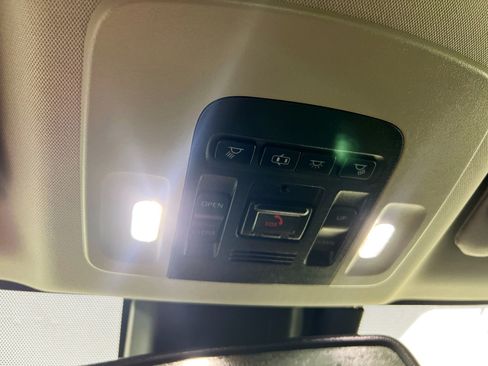 Used 2020 Toyota Camry XLE w/ Sunroof Package FWD image 22