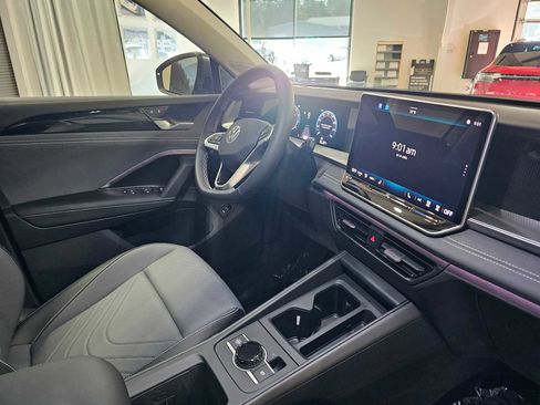 New 2025 Volkswagen Tiguan SE image 12