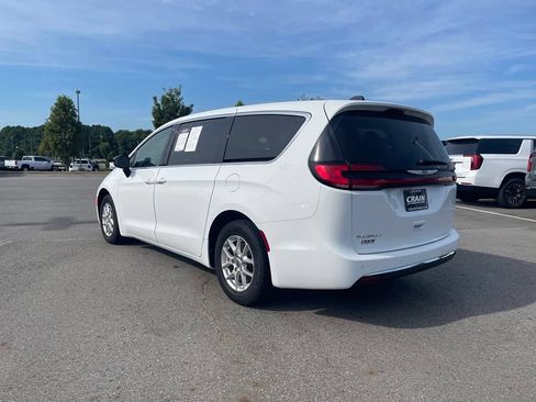 Used 2025 Chrysler Pacifica Select FWD image 5