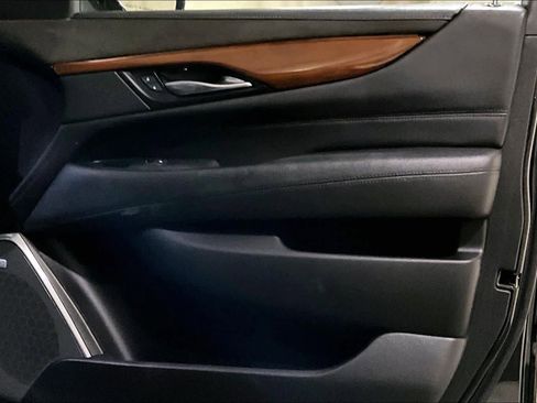 Used 2019 Cadillac Escalade Luxury AWD/4WD image 23