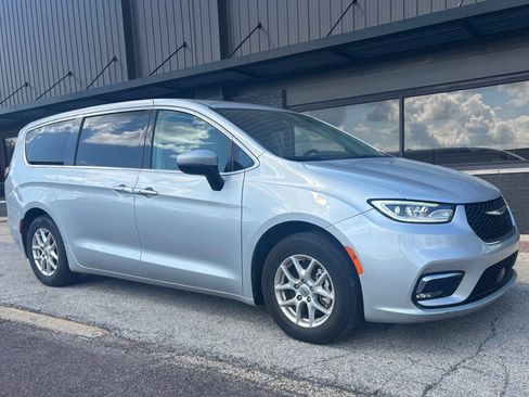 Used 2023 Chrysler Pacifica Touring-L FWD image 3