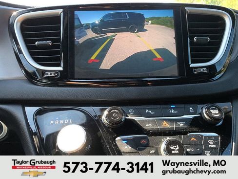 Used 2025 Chrysler Pacifica Select FWD image 11