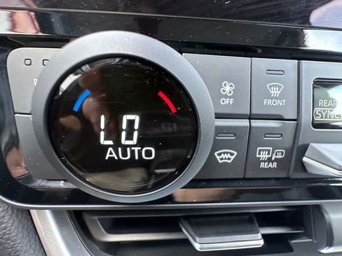 Used 2024 Toyota Grand Highlander AWD image 27