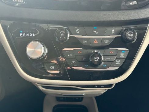 Used 2018 Chrysler Pacifica Touring-L image 29