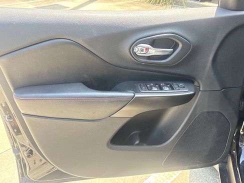 Used 2020 Jeep Cherokee Trailhawk AWD/4WD image 15