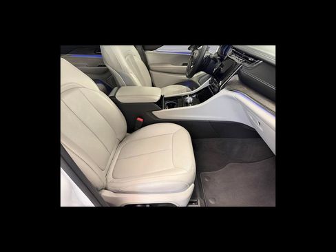 Used 2022 Jeep Grand Cherokee Overland AWD/4WD image 18