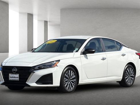 Used 2025 Nissan Altima 2.5 SV FWD image 8