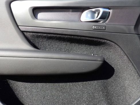 Used 2021 Volvo XC40 T5 R-Design w/ Protection Package Premier image 8