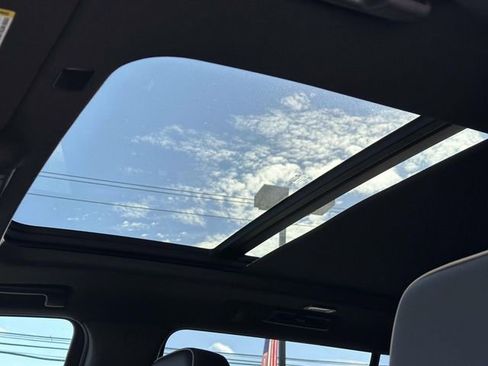 Used 2021 GMC Yukon XL SLT w/ SLT Premium Package image 11