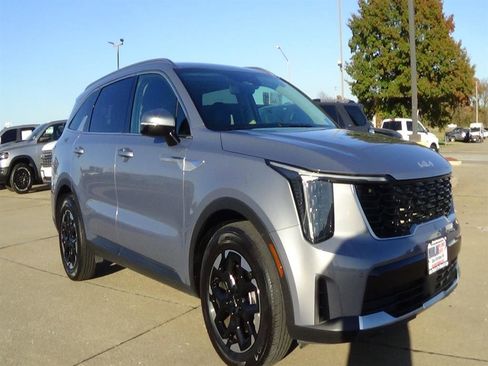 Used 2024 Kia Sorento S image 4