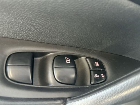 Used 2020 Nissan Rogue Sport S FWD image 17