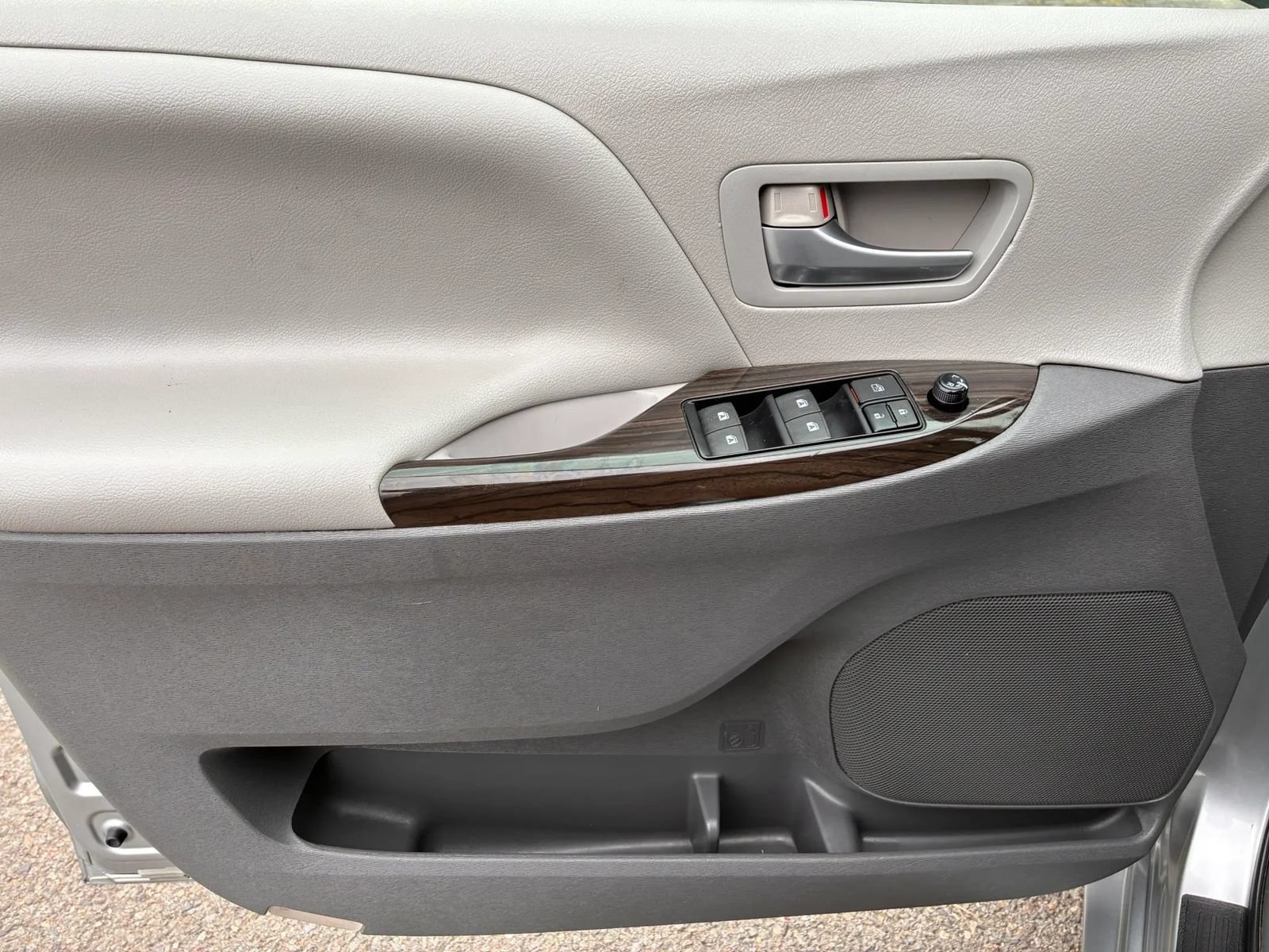 Used 2015 Toyota Sienna XLE FWD image 22
