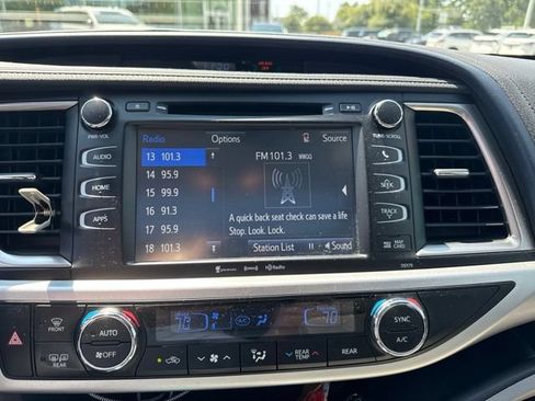 Used 2018 Toyota Highlander XLE FWD image 11