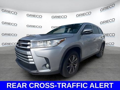 Used 2019 Toyota Highlander XLE FWD image 2