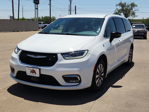 Used 2024 Chrysler Pacifica Limited FWD image 1