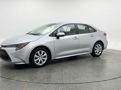 Used 2025 Toyota Corolla LE image 3