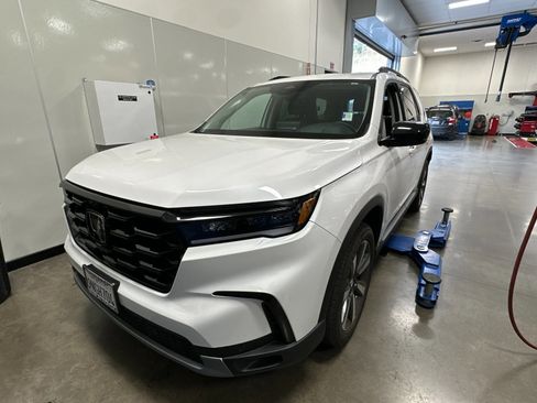 Used 2025 Honda Pilot Elite image 11