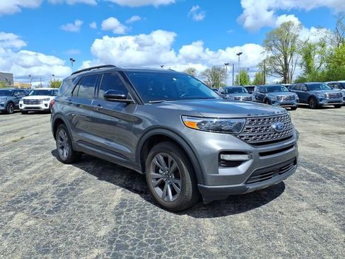 Used 2023 Ford Explorer XLT w/ Equipment Group 202A AWD/4WD image 3