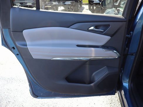 Used 2025 Chevrolet Traverse LT w/ Driver Confidence Package image 24