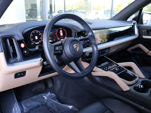 Used 2024 Porsche Cayenne image 12
