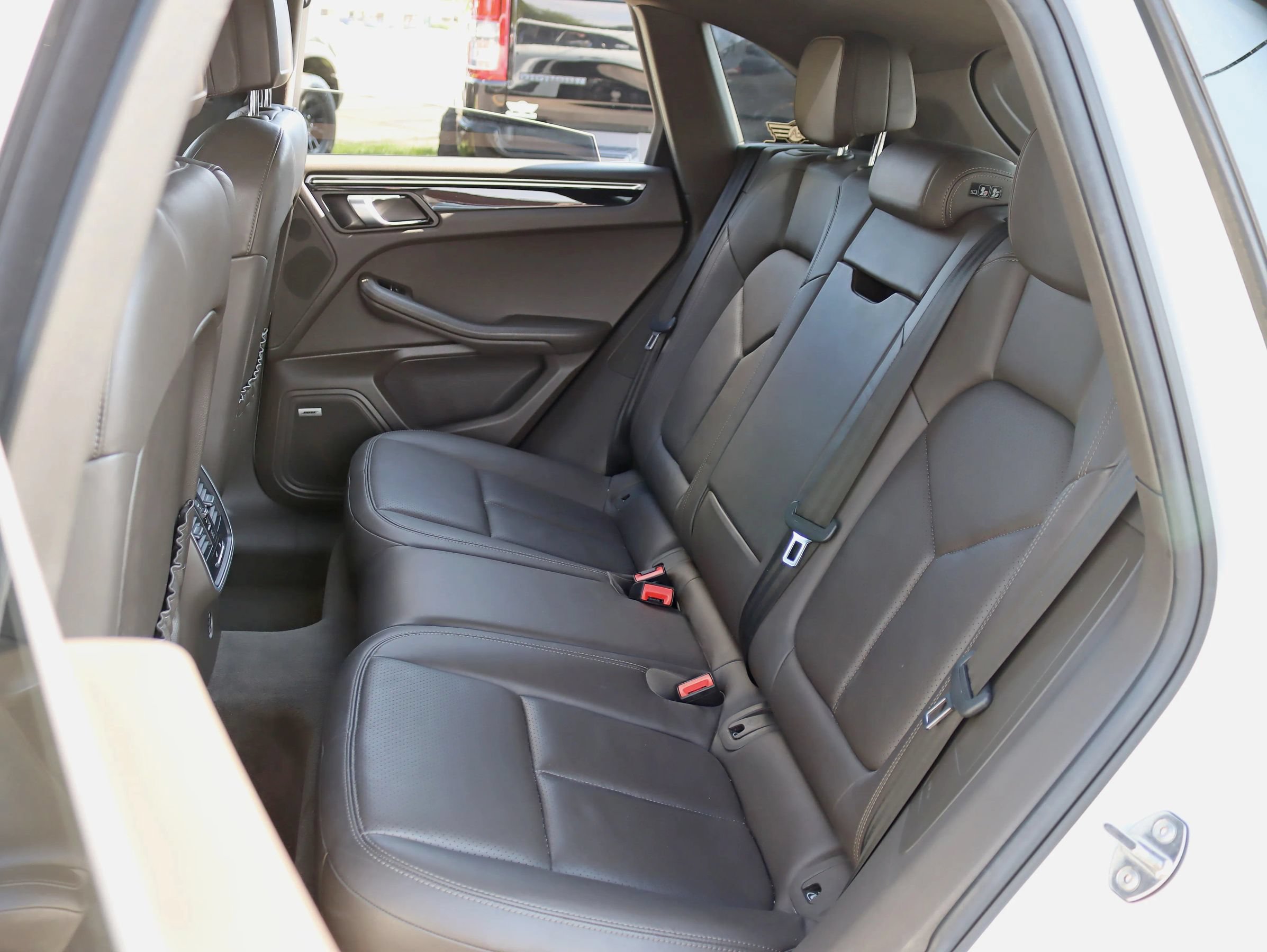 Used 2018 Porsche Macan Sport Edition AWD/4WD image 28