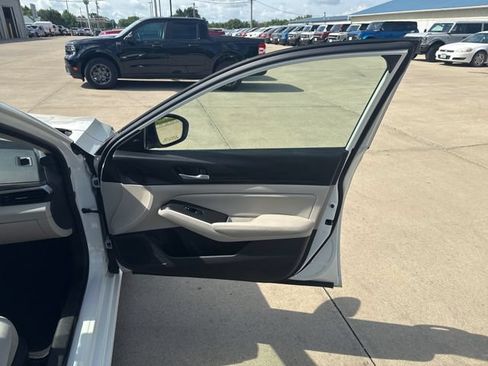Used 2025 Nissan Altima 2.5 SV FWD image 22