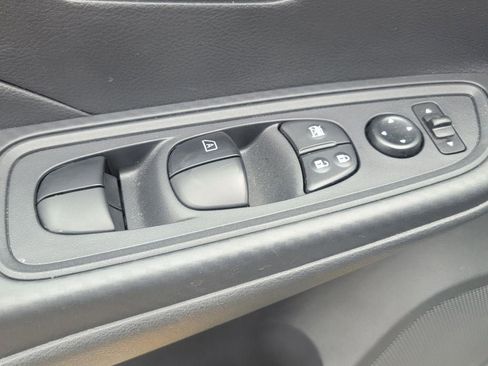 Used 2023 Nissan Versa SV image 8