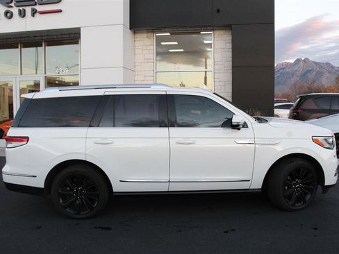 Used 2022 Lincoln Navigator Reserve image 9