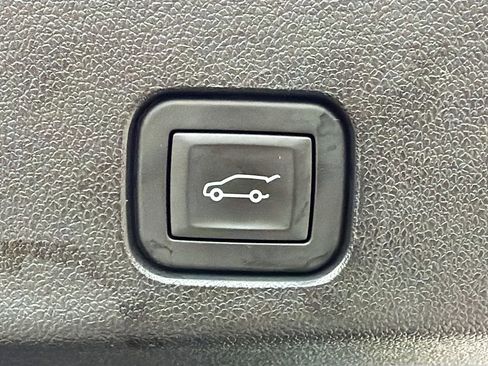 Used 2024 Chevrolet Traverse LT image 12