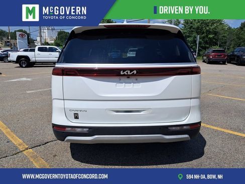 Used 2023 Kia Carnival LX FWD image 4